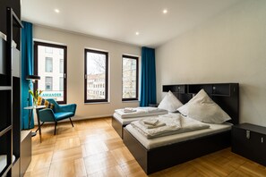 Cortinas blackout, wifi gratis y ropa de cama 