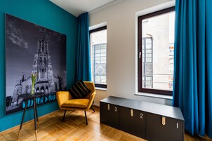 Blackout drapes, free WiFi, bed sheets