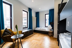 Blackout drapes, free WiFi, bed sheets - Henrietta's Sleeping (Ulm)