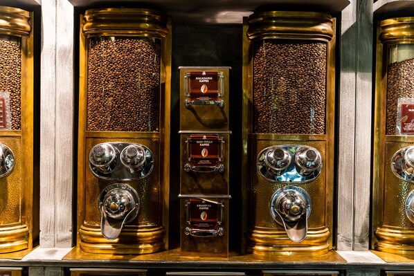 Una máquina de café con varias opciones de preparación, como espresso y ristretto.