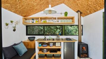 Een koelkast, een oven, een kookplaat, een koffiezetapparaat/waterkoker