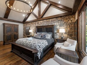 5 bedrooms, iron/ironing board, WiFi, bed sheets