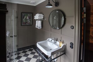 Kamar Double Standar (Klubbhuset) | Kamar mandi | Shower, perlengkapan mandi gratis, pengering rambut, dan handuk