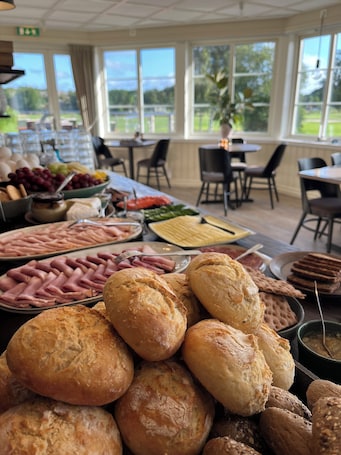 Desayuno buffet incluido todos los días . Tweed Hotell Skaftö