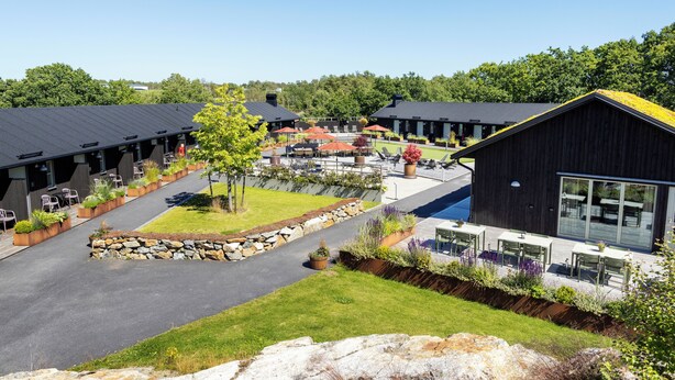 A modern hotel with outdoor seating areas, a swimming pool, and a well-maintained garden. - Tweed Hotell Skaftö (Fiskebackskil)