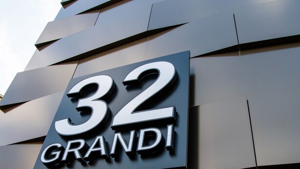 A building with a sign that reads "32 GRANDI". - GRANDI 32  Boutique Residence (Segrate)