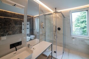 Buồng tắm vòi sen, máy sấy tóc, chậu vệ sinh/vòi rửa, khăn tắm