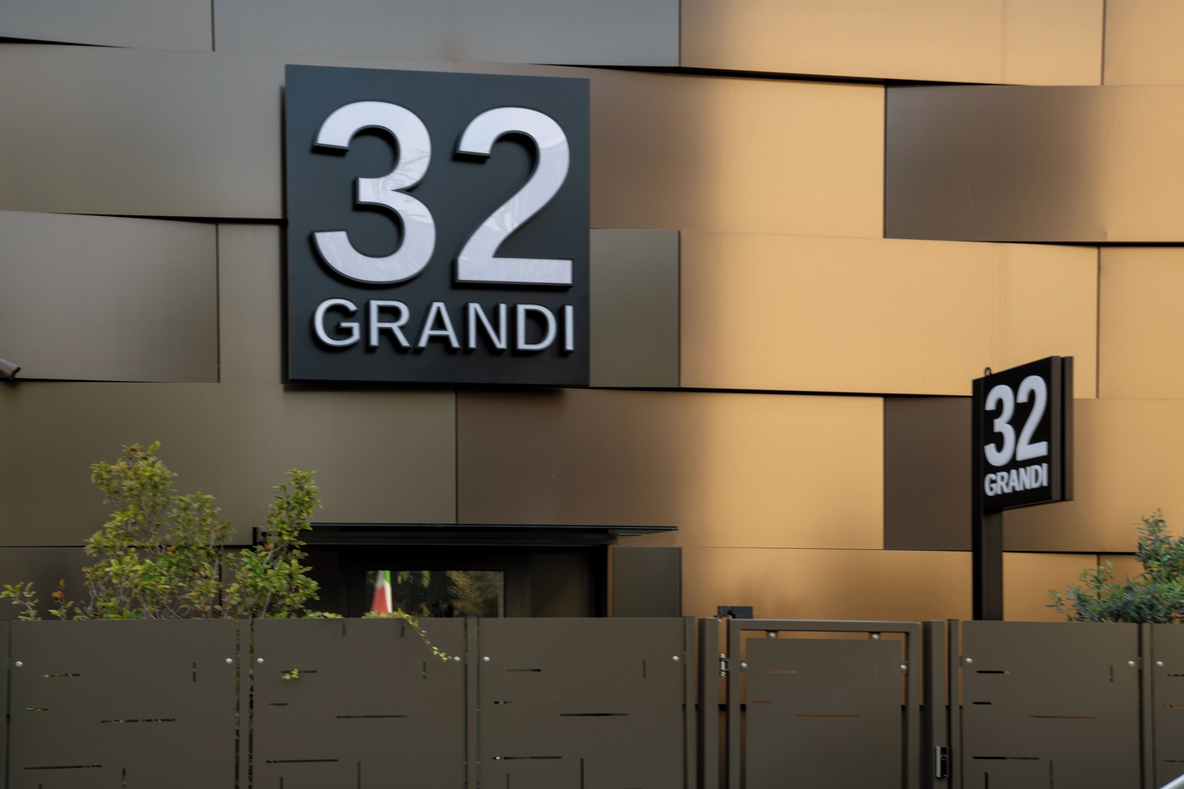 A building with a sign that reads "32 GRANDI".