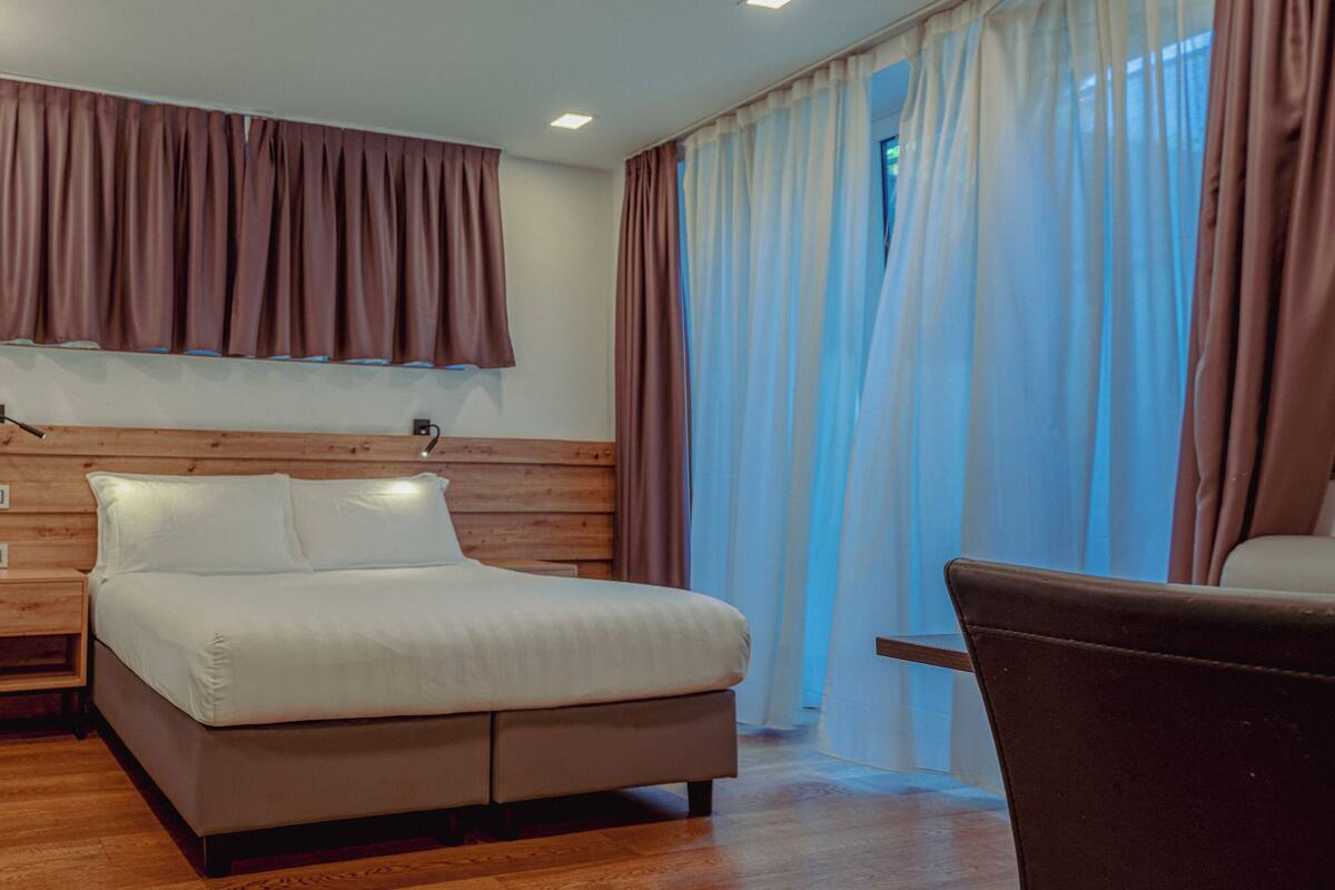 Estudio clásico | 1 habitación, edredón, minibar y caja de seguridad en la habitación
