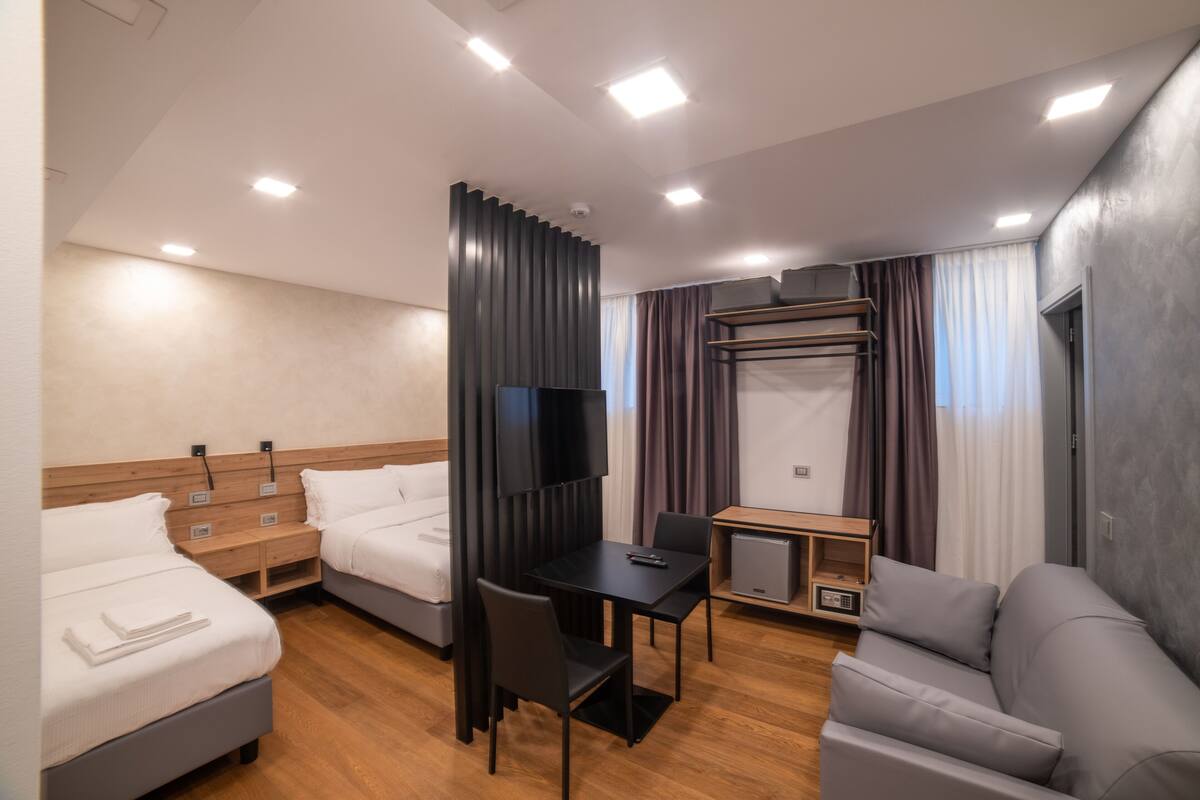 Deluxe Studio | Down comforters, minibar, in-room safe, desk
