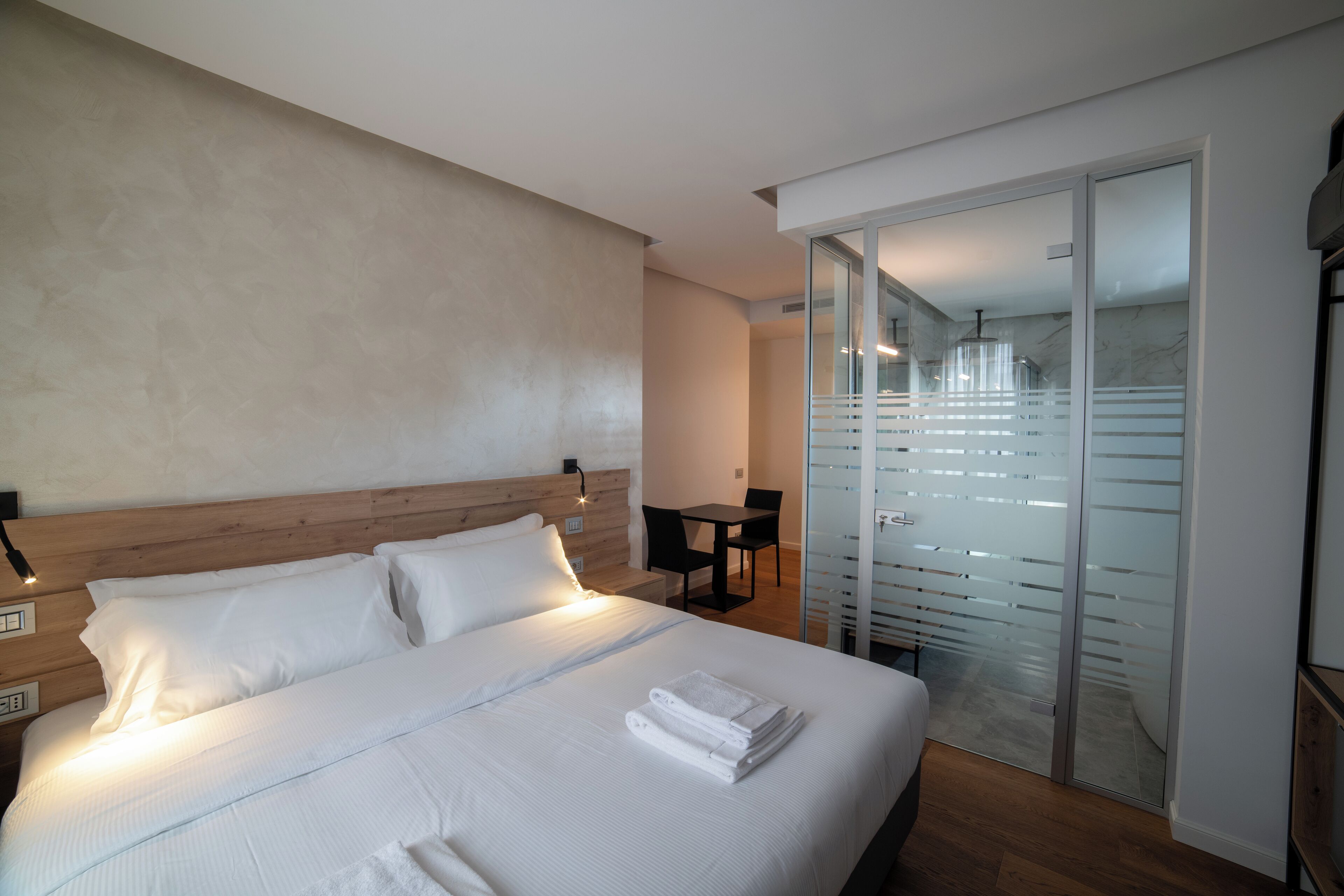 Suite | Dundyner, minibar, safe på rommet og skrivebord