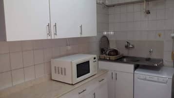 Fridge, oven, stovetop, electric kettle