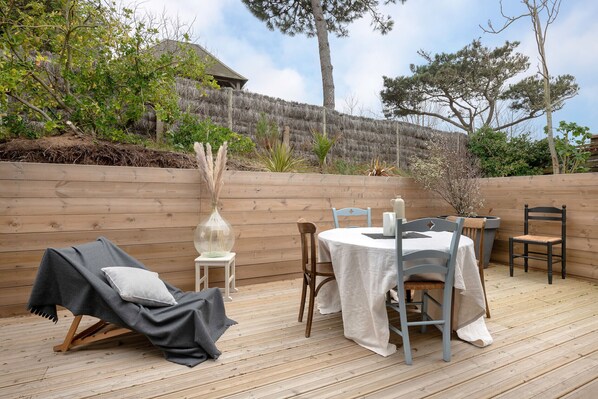 Outdoor dining - House by the sea - 15m from the beach (Saint-Michel-Chef-Chef)