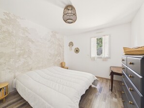 3 bedrooms, iron/ironing board, free WiFi