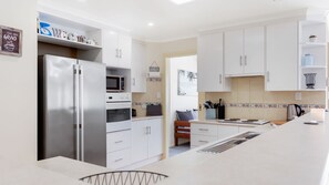 Fridge, microwave, oven, stovetop - Dive into Dorset - 10 Dorset Court (CARRICKALINGA)