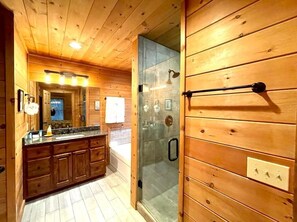 Bathtub, hair dryer - Sunset Ridge Lodge - Sunset Ridge Lodge - Breathtaking mountain views and (Bryson City)