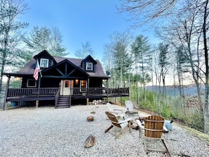 A cabin with a deck, outdoor seating, and a view of the surrounding forest. - Tree Top Getaway close to Fontana Lake and NOC - Free Train Tix! (Almond)