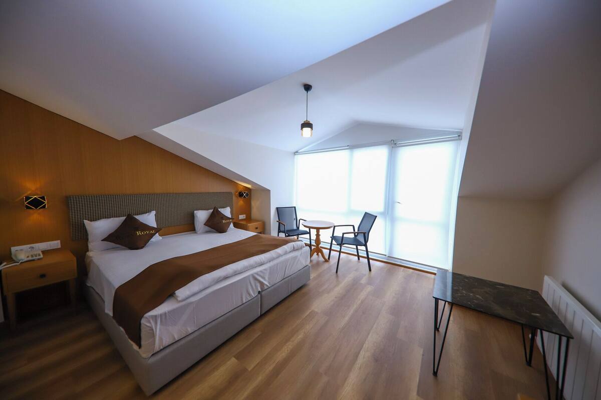 Premium bedding, in-room safe, desk, laptop workspace