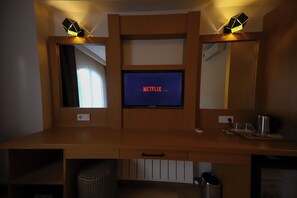 Deluxe Room | Premium bedding, in-room safe, desk, laptop workspace