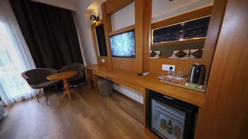 Deluxe Room | Premium bedding, in-room safe, desk, laptop workspace