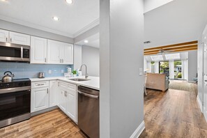 Frigorifero, microonde, forno, piano cottura