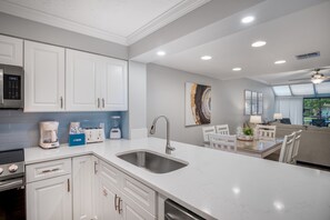 Een magnetron, een oven, een kookplaat, een vaatwasser