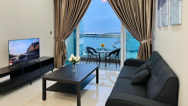 Luxury Room | Living area | 40-inch LED TV with digital channels, TV, offices - Paragon Suite By Antlerzone (Johor Bahru)