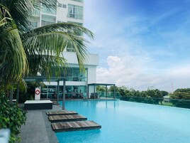 Kolam renang terbuka