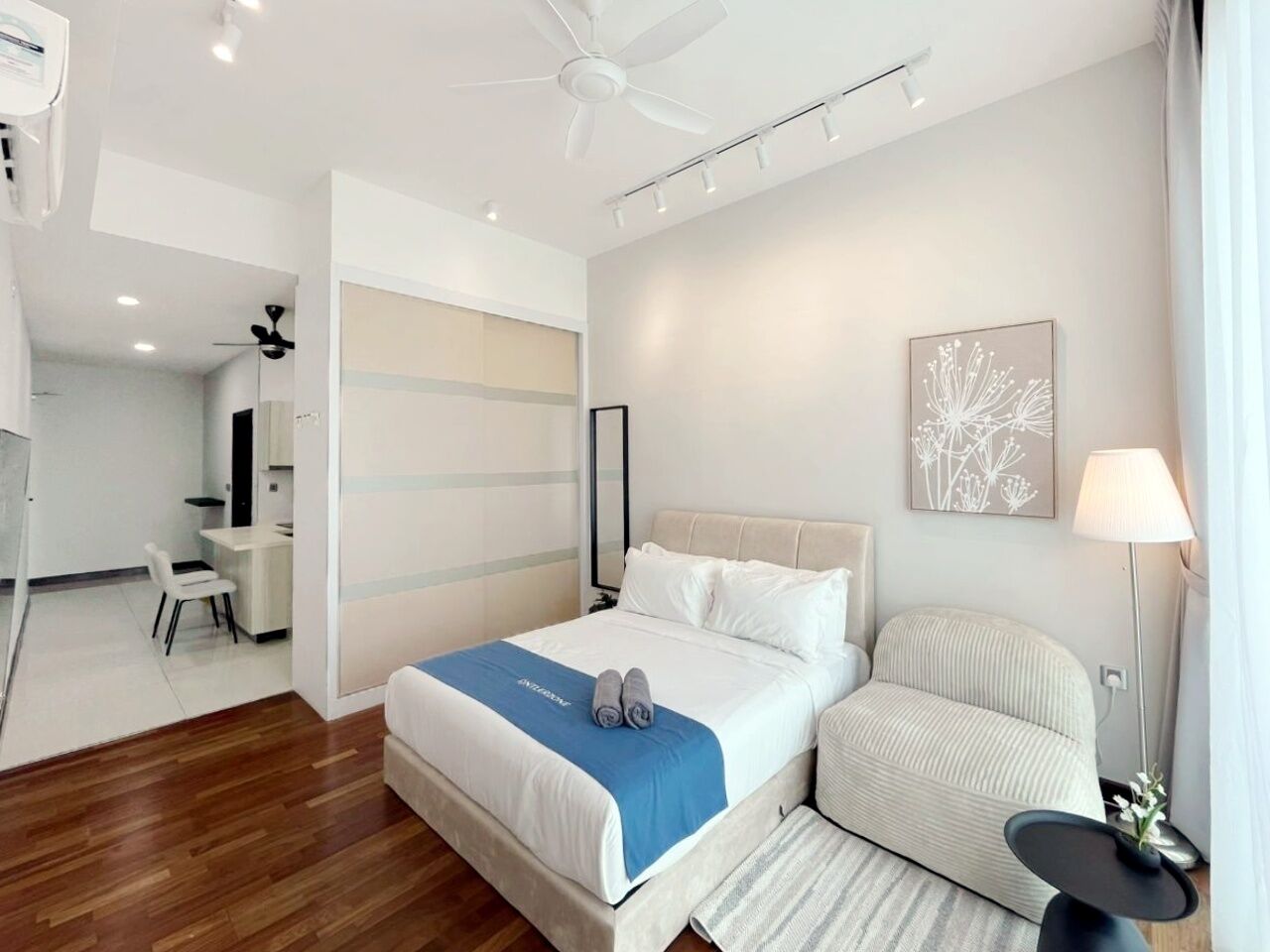 Departamento superior | Decoración personalizada, muebles diferentes y escritorio 