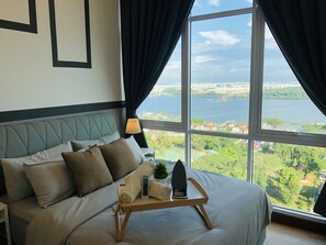 Individually decorated, individually furnished, desk, laptop workspace - Paragon Suite By Antlerzone (Johor Bahru)