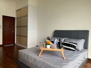 Individually decorated, individually furnished, desk, laptop workspace - Paragon Suite By Antlerzone (Johor Bahru)