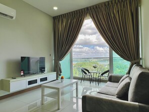 Luxury Room | Living area | 40-inch LED TV with digital channels, TV, offices - Paragon Suite By Antlerzone (Johor Bahru)