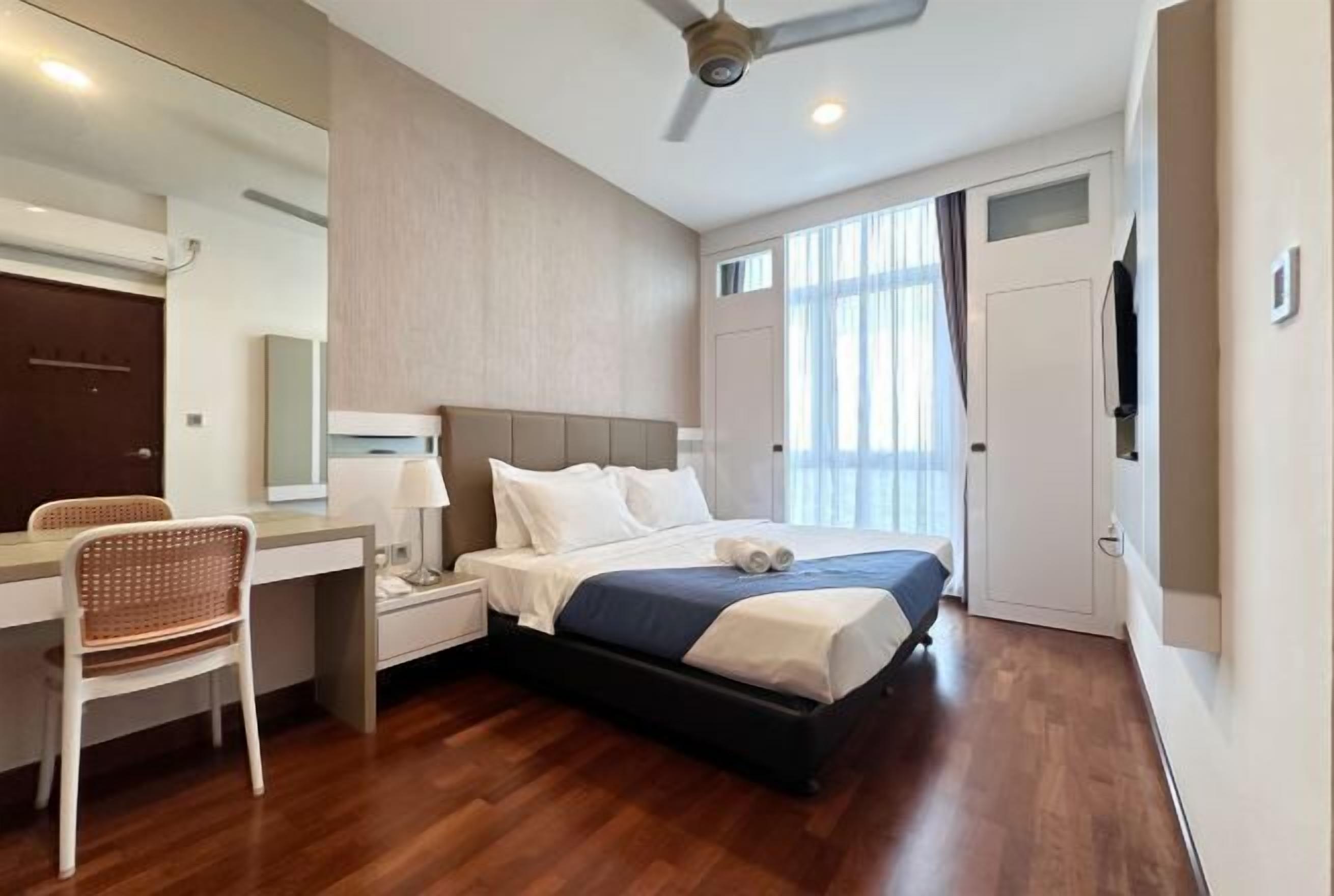 ห้องพักตกแต่งอย่างมีเอกลักษณ์, ตกแต่งพิเศษโดยเฉพาะ, โต๊ะทำงาน