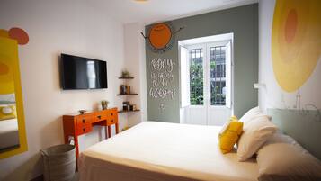 Decoración personalizada, escritorio y espacio para trabajar con laptop