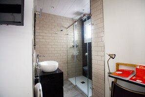 Habitación doble (Lukanda 8) | Baño | Ducha, secador de pelo, toallas y jabón