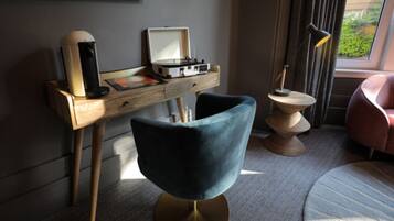 Habitación superior | Decoración personalizada, muebles diferentes y escritorio