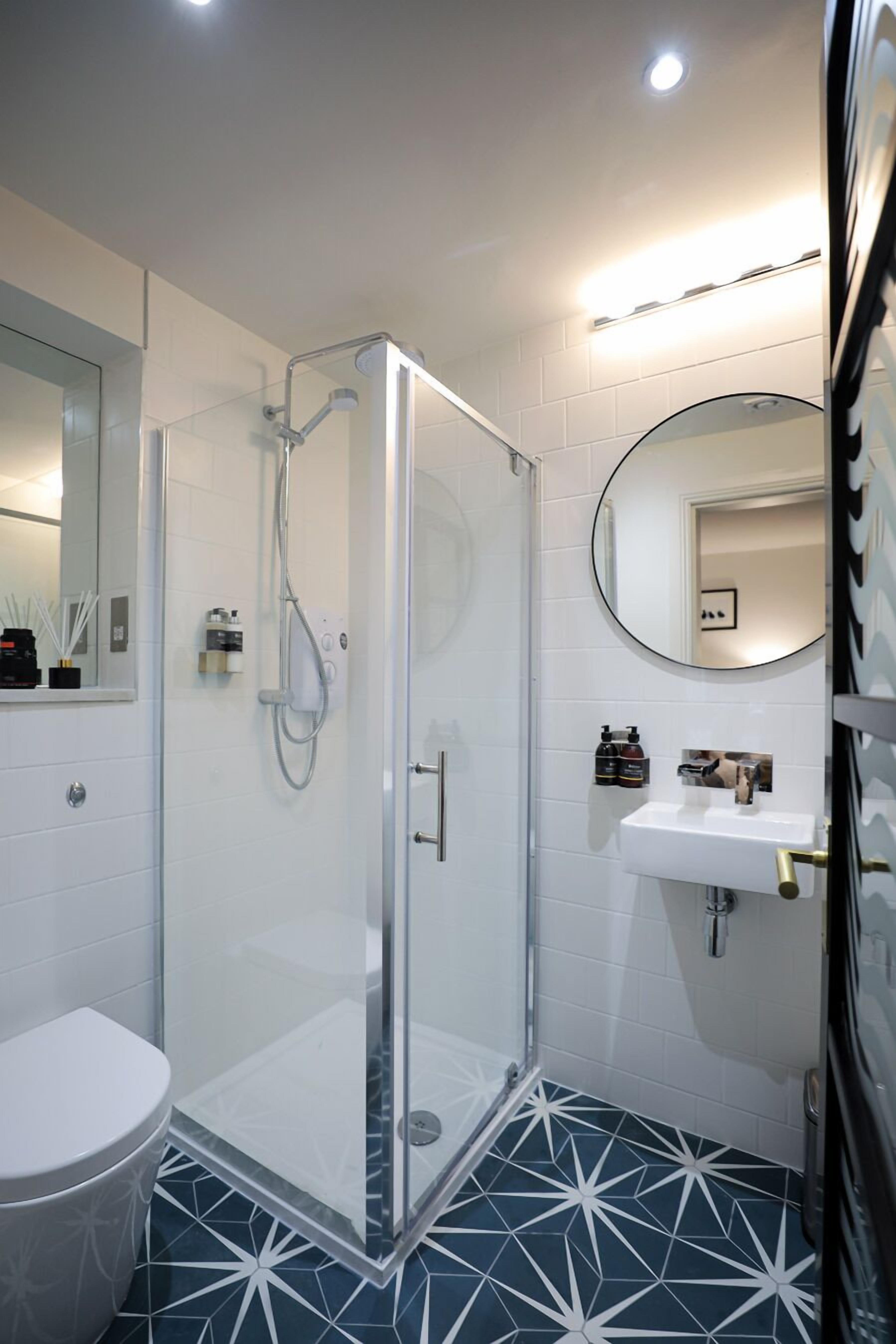 standard twin room | bathroom | shower, towels
