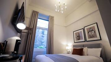 Habitación doble estándar | Decoración personalizada, muebles diferentes y escritorio