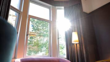 Habitación superior | Decoración personalizada, muebles diferentes y escritorio