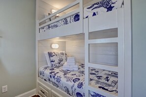 3 Schlafzimmer, Schreibtisch, Bügeleisen/Bügelbrett, Reisekinderbett