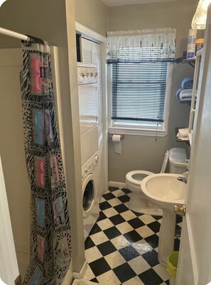 Combinazione doccia/vasca, asciugacapelli, carta igienica