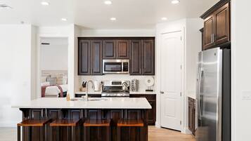 House, 5 Bedrooms | Private kitchen | Fridge, oven, coffee/tea maker, toaster