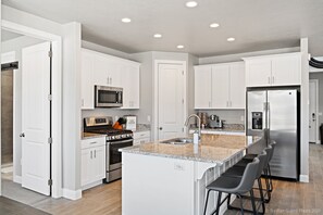 House, 5 Bedrooms | Private kitchen | Fridge, oven, coffee/tea maker, toaster - Casa At Ladera Resort 5 Bedroom Home by RedAwning (Washington)