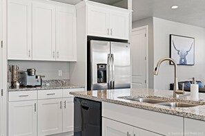House, 5 Bedrooms | Private kitchen | Fridge, oven, coffee/tea maker, toaster
