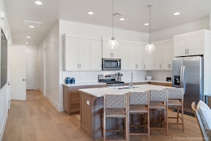 Townhome, 4 Bedrooms | Private kitchen | Fridge, oven, coffee/tea maker, toaster