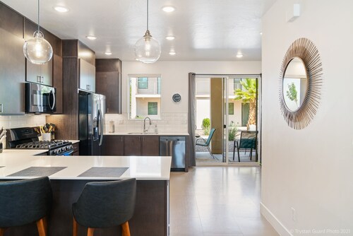 Abby's Retreat 4 Bedroom Townhouse by RedAwning