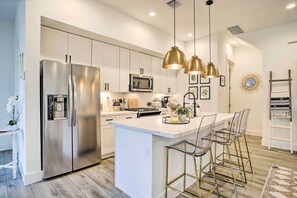 Cookware/dishes/utensils, dining tables