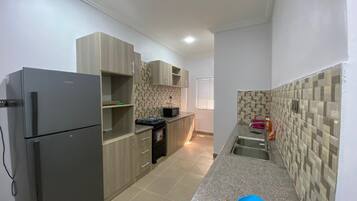 Frigorífic, microones, forn i placa de cuina