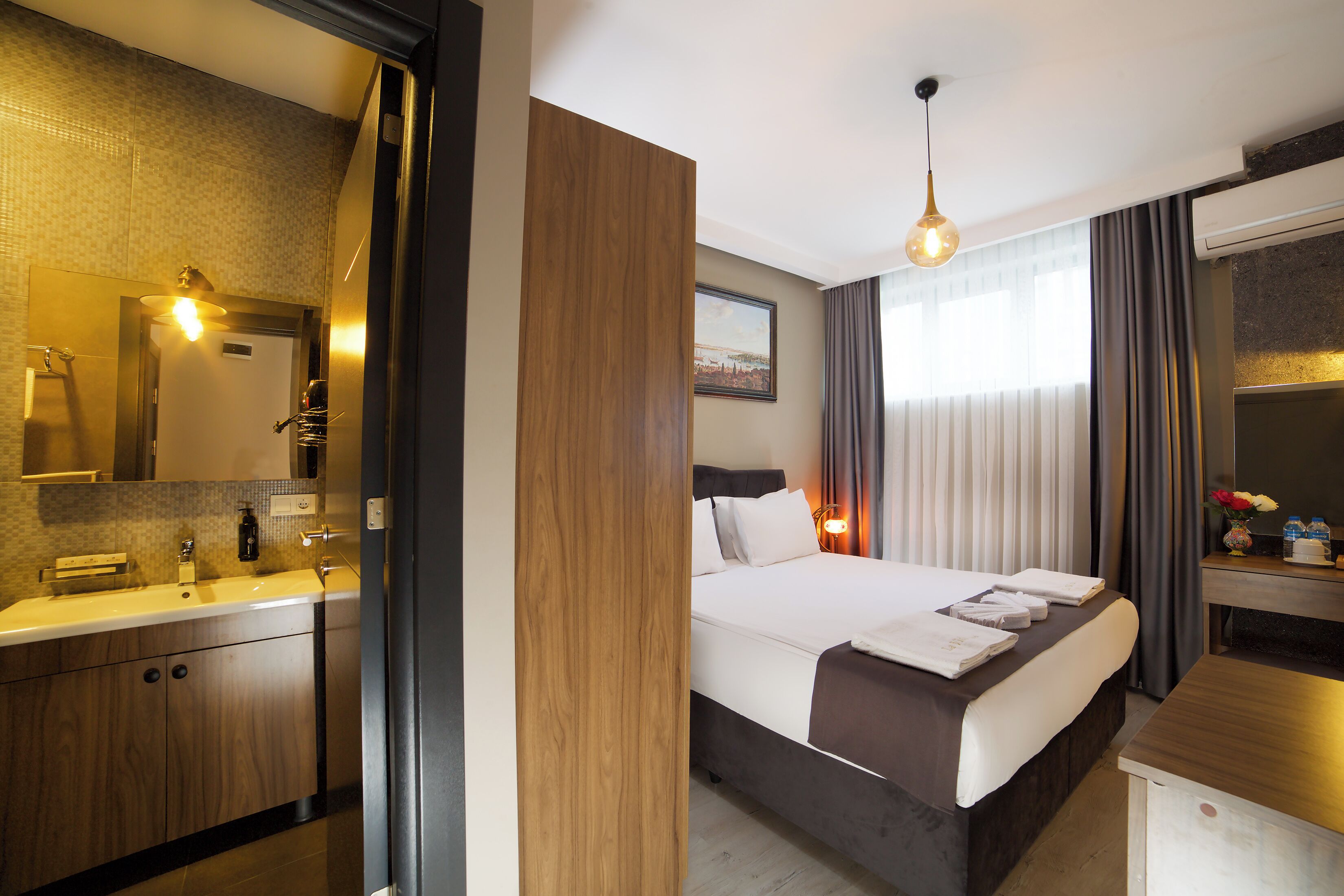superior double room | 1 bedroom, minibar, in-room safe, desk