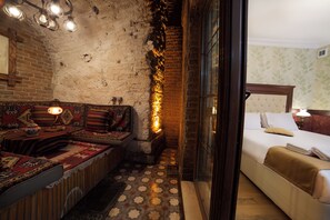Double Room with Patio | Minibar, una cassaforte in camera, una scrivania, insonorizzazione